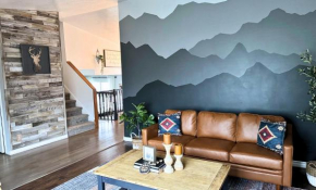 Spacious Sandy Home with Hot Tub & Game room near Ski resorts Park City & Down Town